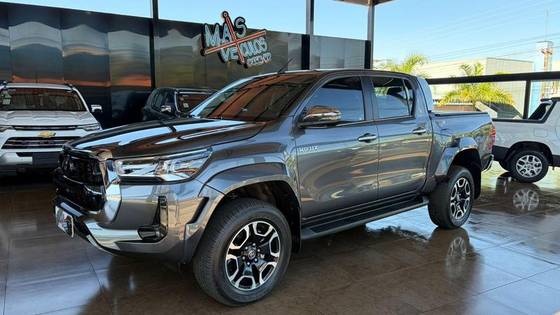 TOYOTA HILUX 2.8 D-4D TURBO DIESEL CD SRX PLUS 4X4 AUTOMÁTICO
